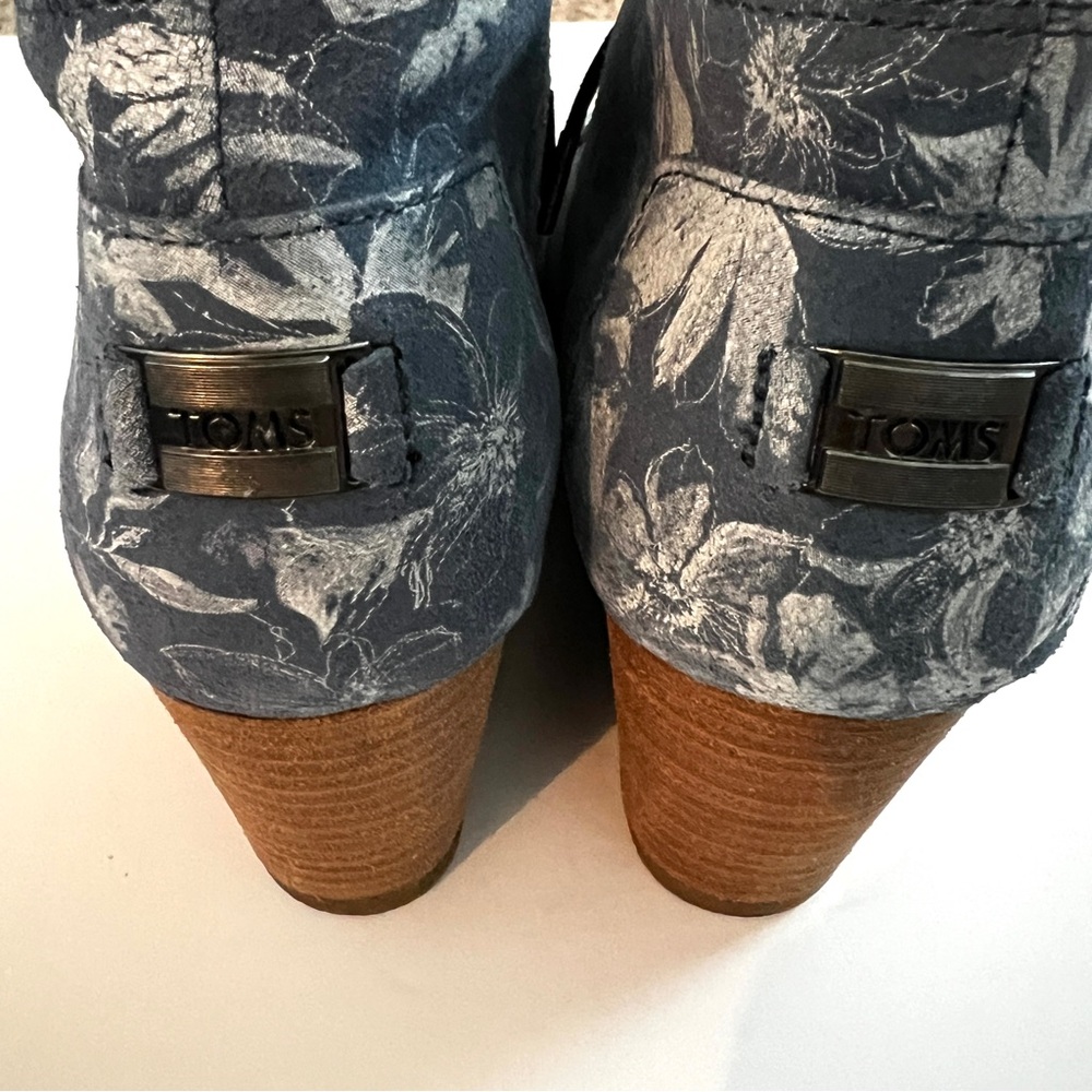 TOMS Wedge Heels Booties Blue and White Floral Shoes 10 - Picture 8 of 9